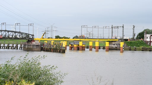 Bauarbeiter arbeiten an der Huntebrücke bei Elsfleth.