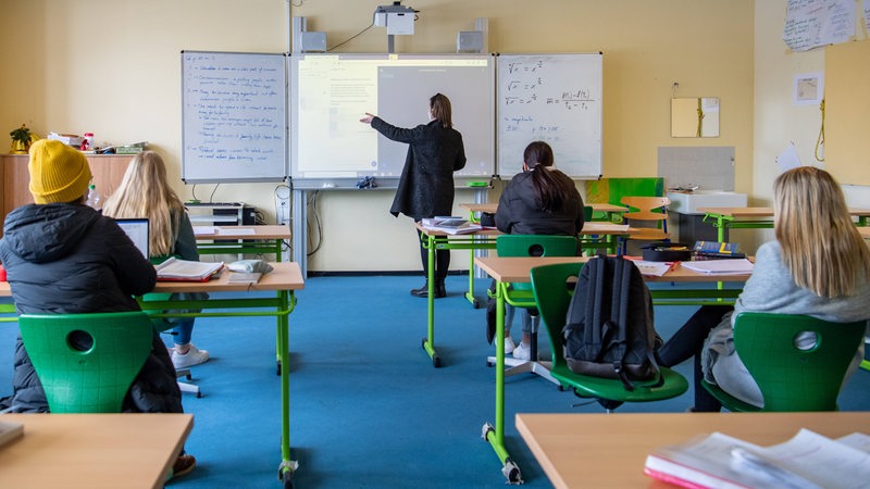 Lehrerin zieht sich vor klasse aus