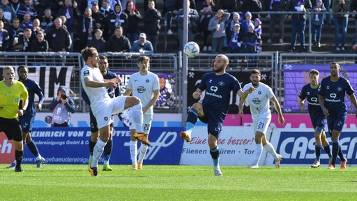 Spielszene zwischen den Fußballern des VfB Oldenburg und Erzgebirge Aue.