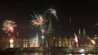 Silvesterfeuerwerk nahe der Weser in Bremen 