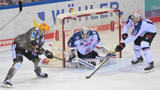 Pinguins-Spieler Jan Urbas versucht vor dem Nünberg-Tor, an den Puck zu kommen.