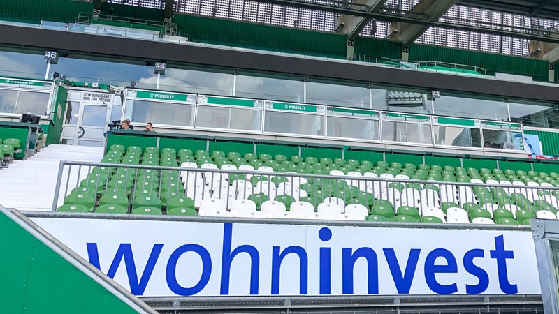 Letras de Wohninvest delante de las gradas del estadio Weser. 