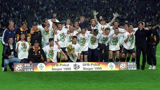Werder-Spieler jubeln 1999 mit dem DFB-Pokaö-
