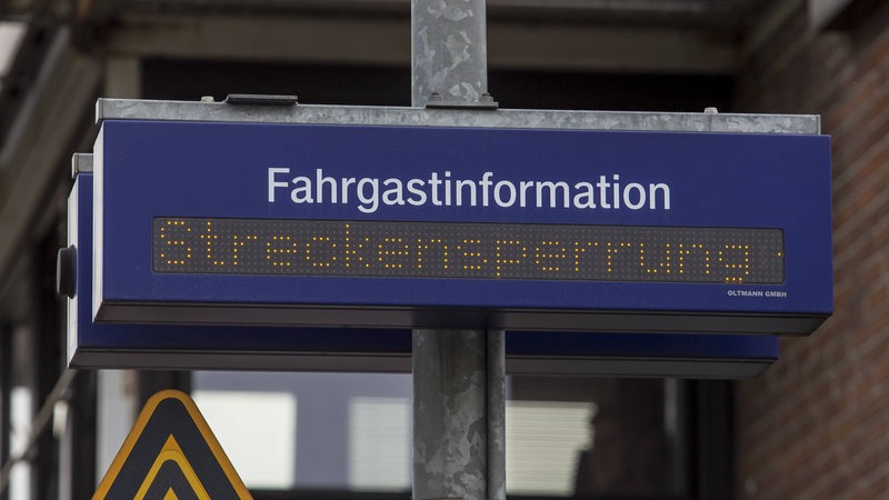 Anzeigetafel am Bahnhof, Fahrgastinformation: Streckensperrung