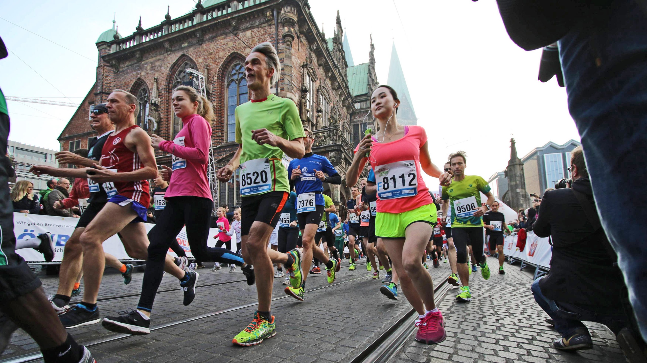 Simon Bong und Jennifer Janele gewinnen den 18. BremenMarathon buten