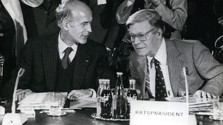 Der französische Präsident Giscard d’Estaing und Bundskanzler Helmut Schmidt am 7. Juli 1978 beim Europäischen Rat in Bremen