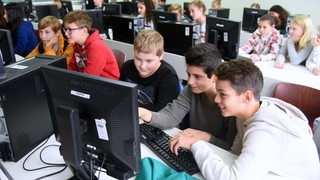 Schüler sitzen im Informatikunterricht an Computern (Symbolbild)