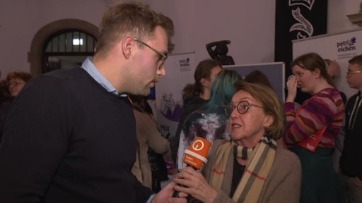 Zeitzeugin wird interviewt 