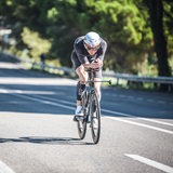 Ironman Oliver Reinicke auf dem Rennrad während des Wettkampfs.