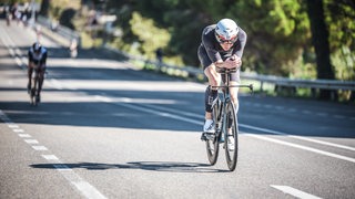 Ironman Oliver Reinicke auf dem Rennrad während des Wettkampfs.