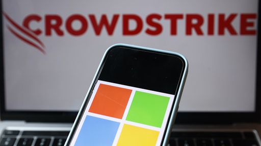 Microsoft-Logo vor dem Crowdstrike-Logo