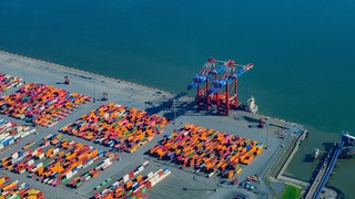 Container und Container-Brücken sind aus der Luft im Jade-Weser-Port zu sehen