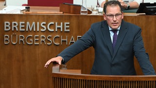 Der Fraktionsvorsitzende von Bündnis Deutschland, Jan Timke, steht in der Bremischen Bürgerschaft am Rednerpult.