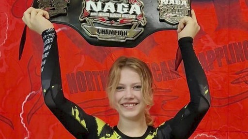 Zu sehen ist die 14 Jährige jiu Jitsu Kämpferin Nika Reinhardt.