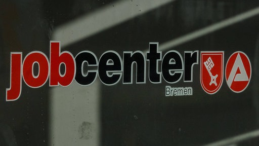 Der Schriftzug Jobcenter Bremen auf einer Scheibe