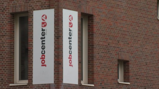 Das Gebäude des Bremer Jobcenters mit zwei weißen Schildern