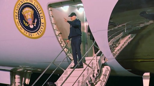 Der amerikanische Präsident Joe Biden steht auf der Leiter der Air Force One.