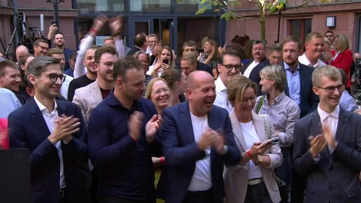 Eine jubelnde Menschenmenge auf einer Wahlparty der SPD