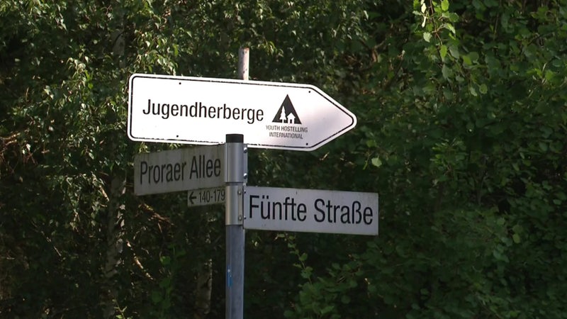 Ein Schild mit der Aufschrift "Jugendherberge" auf Rügen.