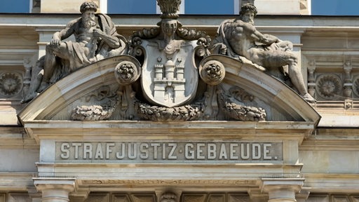 Zu sehen ist der Eingang des Hamburger Strafjustizgebäudes.