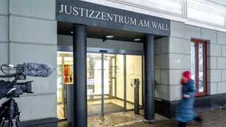 Der Eingang des Justizzentrums am Wall, in dem auch das Verwaltungsgericht Bremen untergebracht ist.
