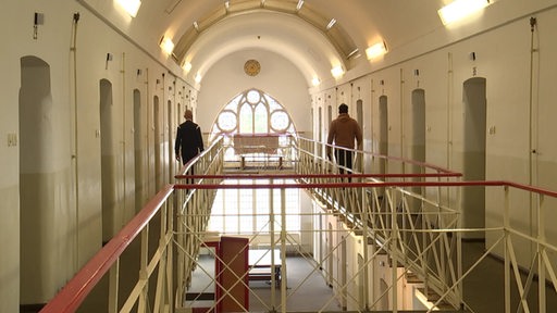 Es ist das Treppenhaus und der Zugang zuden Zellen der Justizvollzugsanstalt in Oslebshausen zu sehen.
