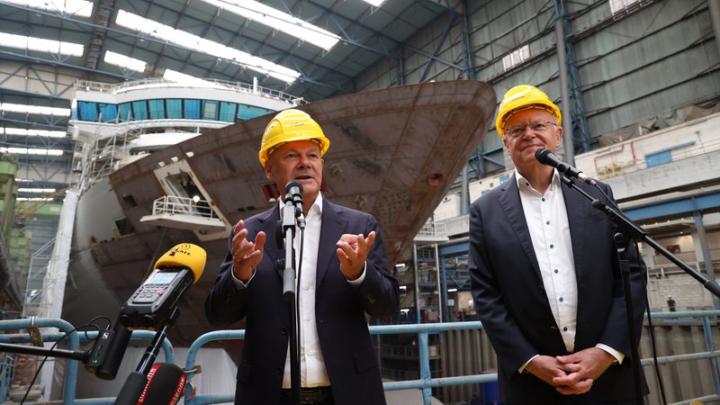 Bundeskanzler Scholz und Ministerpräsident Weil auf der Meyewr Werft