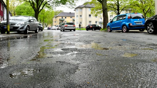 Eine kaputte Straße.