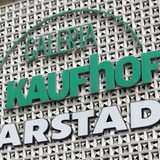 Logo Galeria Kaufhof und Karstadt an einer Häuserfassade (Montage)