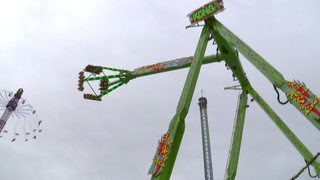 Ein großes schnelles Karussell auf dem Bremer Freimarkt.