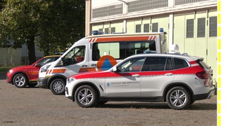 Drei Fahrzeuge des Katastrophenschutzes Bremen stehen auf einem Parkplatz