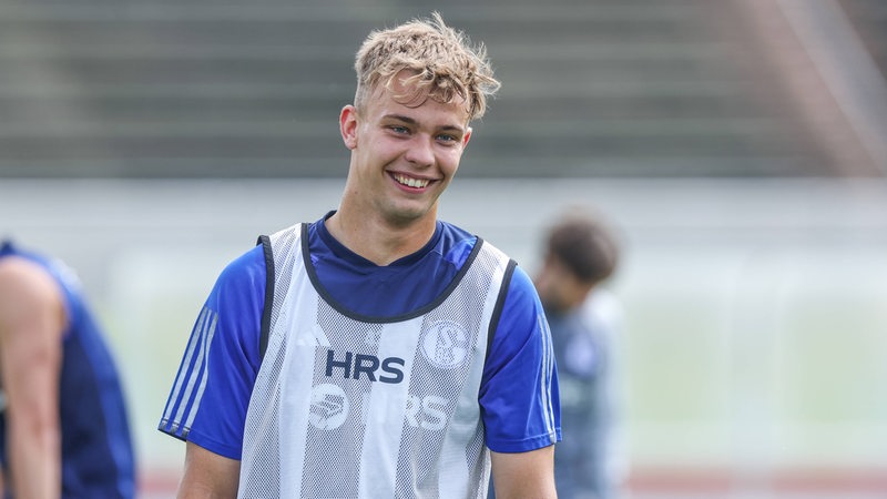 Fußballer Keke Topp lächelt während des Schalke-Trainings.