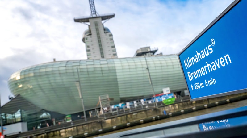 Ein Schild weist den Weg zum Klimahaus Bremerhaven. 