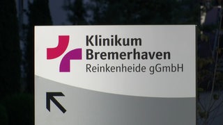 Ein Schild mit der Aufschrift "Klinikum Bremerhaven/ Reinkenheide gGmbH"