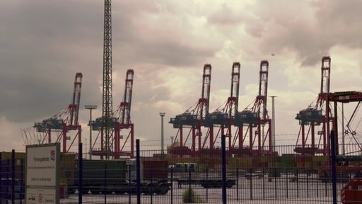 Mehrere Kräne eines Containerhafens