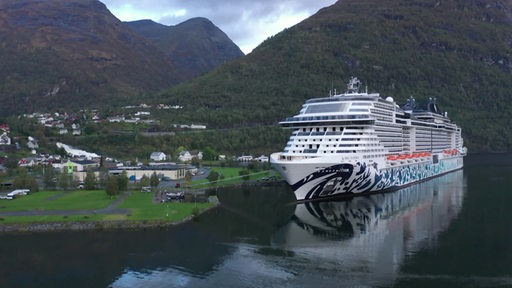 Das Kreuzfahrtschiff Euribia von MSC auf dem Meer. 