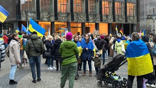 Demonstranten mit Ukraine-Flaggen auf dem Bremer Marktplatz