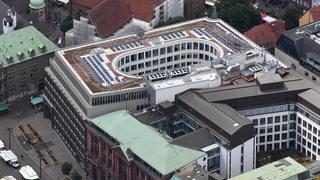 Das ehemalige Gebäude der Bremer Landesbank am Domshof ist aus der Luft zu sehen.