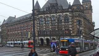 Straßenbahnen an der Domsheide, im Hintergrund das Landgericht in Bremen