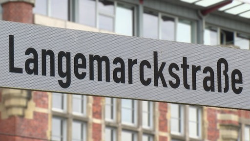 Ein Straßenschild auf dem Langemarckstraße steht.