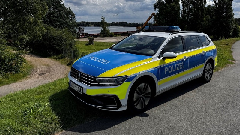 Polizeiwagen steht vor einem Baggersee im Landkreis Diepholz