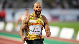 Leon Schäfer schreit nach einem Rennen über die 100 Meter seine Freude heraus. 