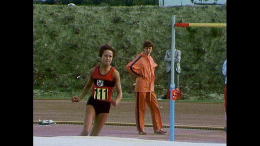 Zu sehen ist eine alte Aufnahme eines jungen Mädchens, welches sich im Sprint befindet.