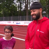 Para-Weltmeisterr Leon Schäfer gibt Schülerinnen Weitsprungtipps