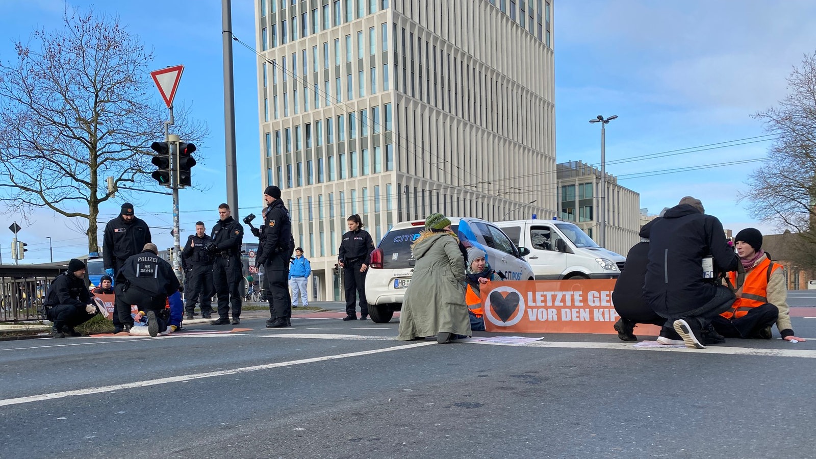 Bremer Polizei Wegen Klima-Blockaden Fast 500 Stunden Im Einsatz ...