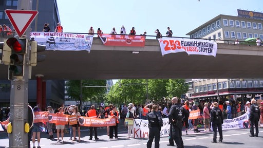 Demonstranten der Letzten Generation blockieren während einer Demo die Bremer Innenstadt