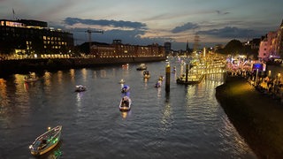 Lichterfahrt auf der Weser, beleuchtete Boote