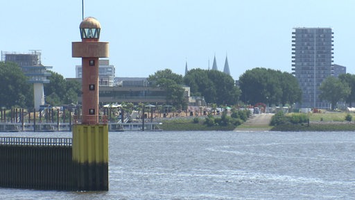 Der Ausblick von Bremen-Häfen auf die Weser, im Hintergrund ist Bremen zu sehen