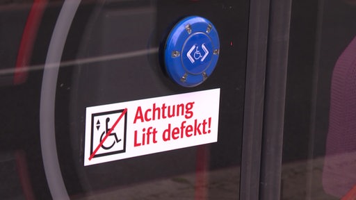 Ein "Achtung Lift defekt" Aufkleber an einer Tür einer Bsag Straßenbahn.