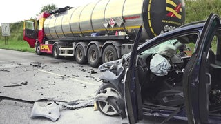 Foto von LKW und Auto mit kaputter Windschutzscheibe